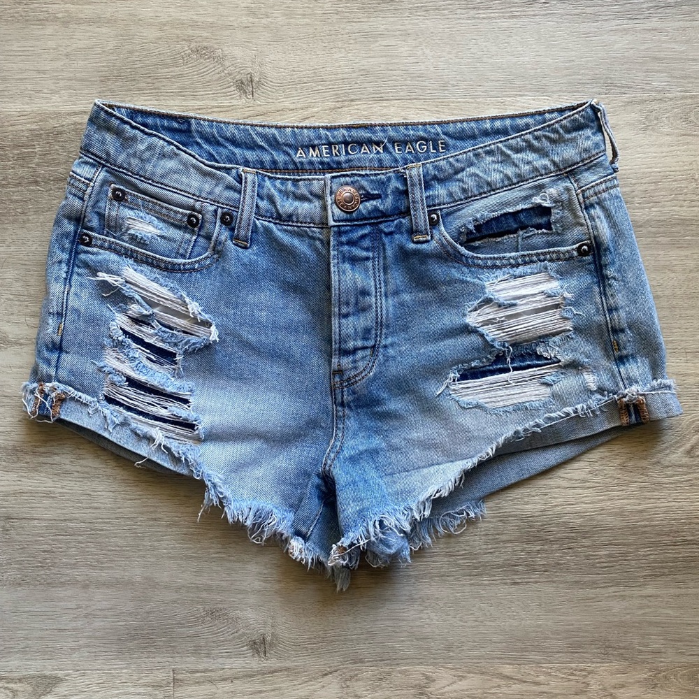 American Eagle Light Blue Wash Mid Rise Denim Distressed Boho Edgy Fray Shorts 4